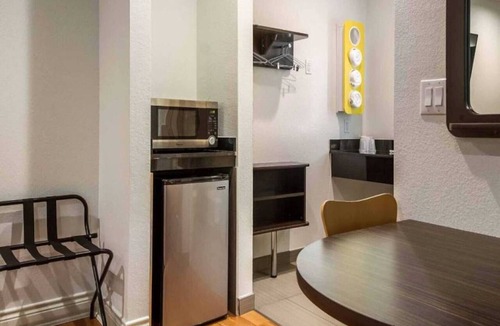 Greater Greenspoint Apartment | 1 King Bed | Mobil Access Tub Nsmk Micfridg