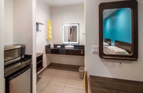 Greater Greenspoint Apartment | 1 King Bed | Mobil Access Tub Nsmk Micfridg