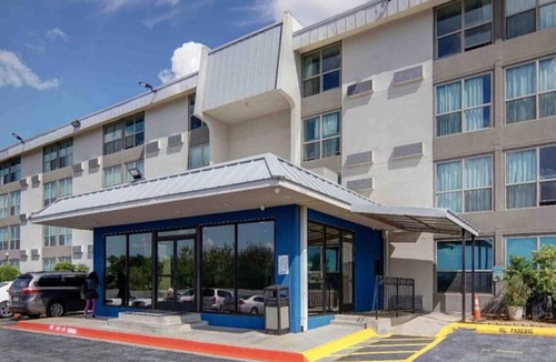 West Meadowbrook Apartment | 1 King Bed | Non-Smoking
