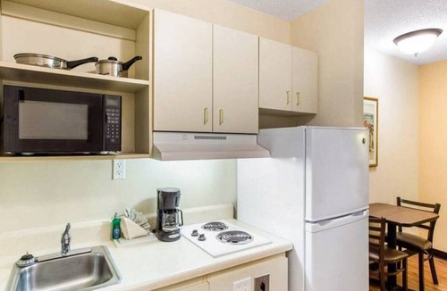 Myrtle Beach Apartment | 1 King Bed | Smoking, Kitchen