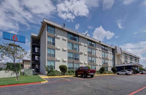 West Meadowbrook Apartment | 1 King Bed | Smoking