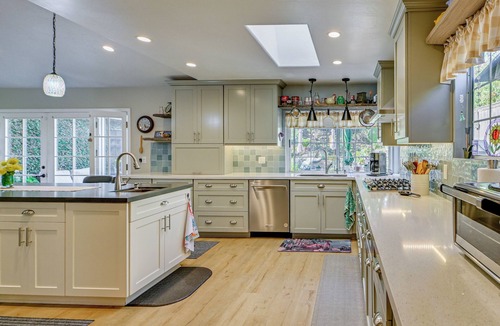 Spinnaker Hill House | 1 Mi to Beach! 'Carlsbad Retreat' w/Serene Garden
