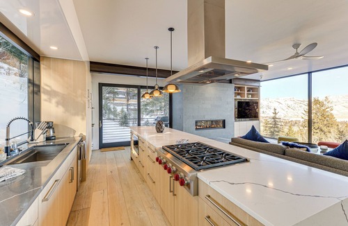 Jackson House | 1 Mi to Downtown Jackson: Modern Retreat w/Views
