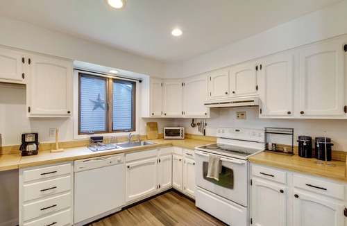 Ashland House | 1 Mi to Freer Field: Ashland Home w/Yard!