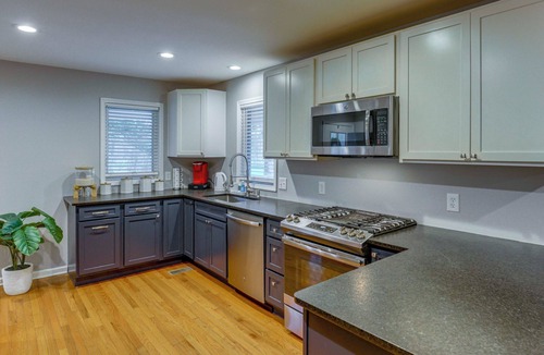 Auburn Hills House | < 1 Mi to Oakland University: Cozy Retreat w/Yard