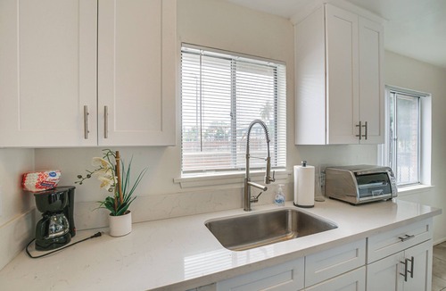 Harbor Apartment | 1 Mi to Ocean! Executive-Style Oasis in Long Beach