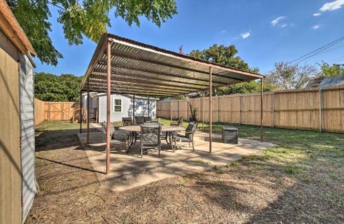 Central Arlington House | 1 Mi to UTA: Arlington Elm Cottage w/Fenced Yard