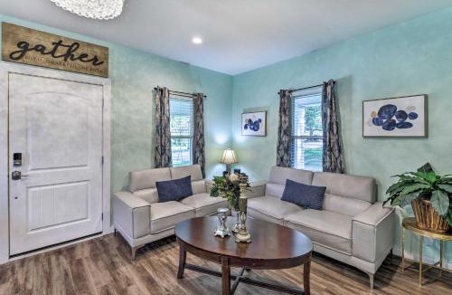 Central Arlington House | 1 Mi to UTA: Arlington Elm Cottage w/Fenced Yard