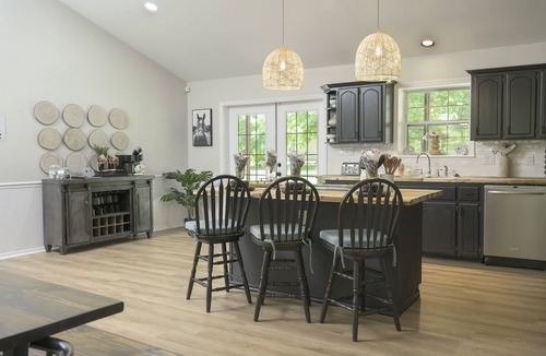Broken Bow House | 10 Acre retreat for groups and events sleeps 34. Pickleball court & pool