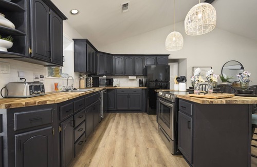 Broken Bow House | 10 Acre retreat for groups and events sleeps 34. Pickleball court & pool