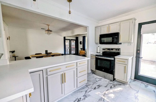 Riverside Terrace House | 10 mins to MAJOR INTERNATIONAL SPORTING EVENT/NRG! Charming Lux Gem in Med Center w/2 K Beds-Patio-Backyard