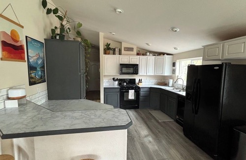 Martin City House | 10 minutes to Glacier! Family-friendly home with porch & swing