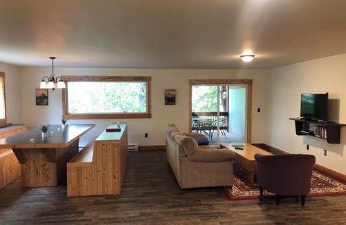 Babb House | 10 minutes to Glacier National Park! Central Eastside location for park access.