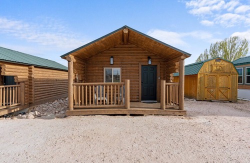St. Charles Cabin | #10 Woodland Creature Cabin, Newly Remodeled! AC! New Beds! Sleeps 5