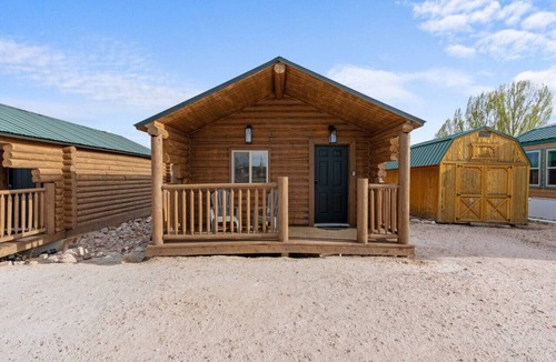 St. Charles Cabin | #10 Woodland Wildlife Cabin! Newly Remodeled! AC!