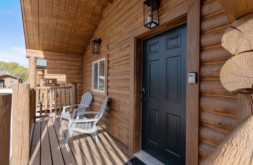 St. Charles Cabin | #10 Woodland Wildlife Cabin! Newly Remodeled! AC!