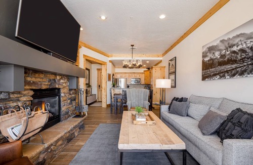 Victor Condo | 104 m² Condo ∙ 2 bedrooms ∙ 5 guests