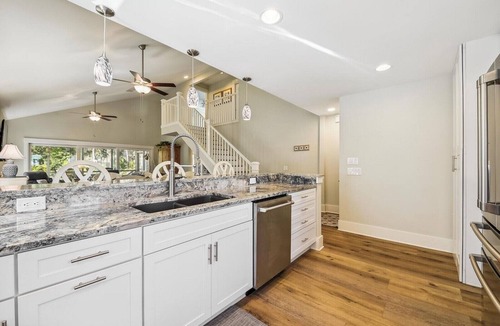 South Beach House | 11 Beachside ~ Pup Friendly Home, Across from Salty Dog and South Beach Marina