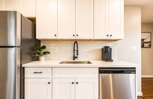 Neartown Apartment | (11) Modern July Comforts – 10% Off Limited Time!