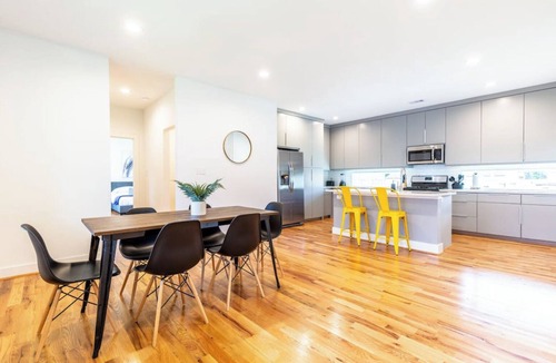 Lawndale/ Wayside House | 111 Lavish Bungalow 1753! Medical Center, Stadiums
