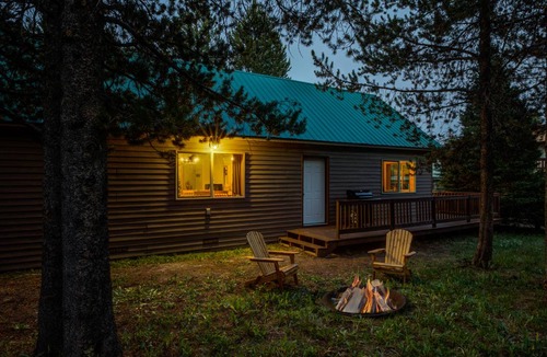 Island Park Cabin | 113 m² Cabin ∙ 2 bedrooms ∙ 8 guests