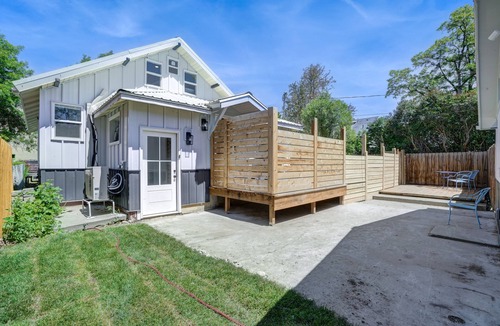 Franklin to the Fort Apartment | 11th Street Chic EcoRetreat with Brookinen Sheets Private Entrance & Fenced Yard