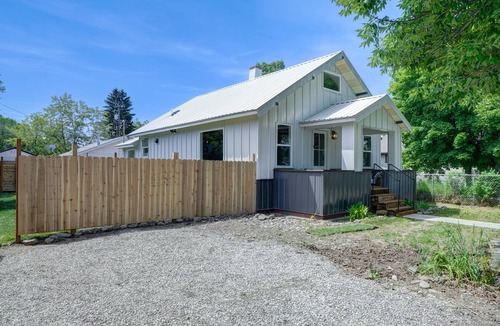 Franklin to the Fort Apartment | 11th Street Chic EcoRetreat with Brookinen Sheets Private Entrance & Fenced Yard