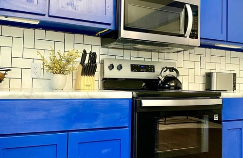 Davis House | 12 Minutes from Crossbar and Turner Falls, Sleeps up to 10, Fast Wi-Fi