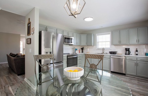 New Irving Park House | 12 minutes to Wet 'n Wild Water Park! Family-sized 3 bedroom cozy happy home!