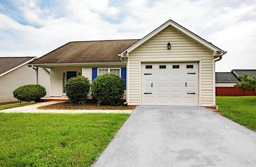 New Irving Park House | 12 minutes to Wet 'n Wild Water Park! Family-sized 3 bedroom cozy happy home!