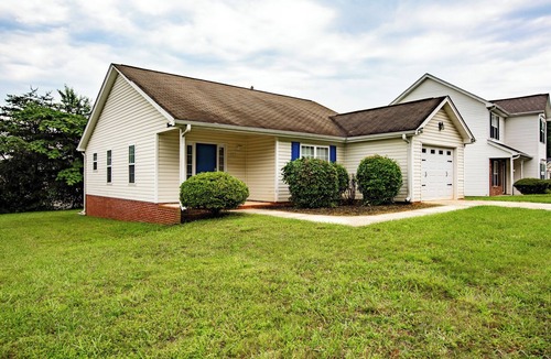 New Irving Park House | 12 minutes to Wet 'n Wild Water Park! Family-sized 3 bedroom cozy happy home!