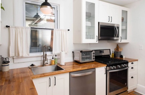 Earlewood House | 1215 Beaufort · Cozy Blue Door Farmhouse close to USC & Ft.Jacksn