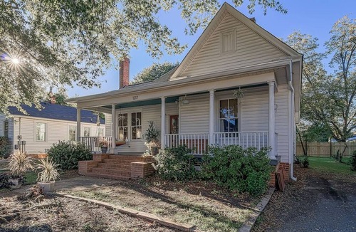 Earlewood Apartment | 1217 - Right Side · Queen Anne Victorian - Traveler's Apartment