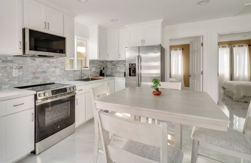 Pacoima House | 13 Mi to Universal Studios: Renovated Cottage!