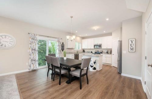 Otterbien Home House | 1344 Soaring Way Cheerful 5 bedroom home in quiet suburban area