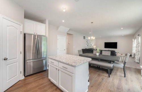 Otterbien Home House | 1344 Soaring Way Cheerful 5 bedroom home in quiet suburban area