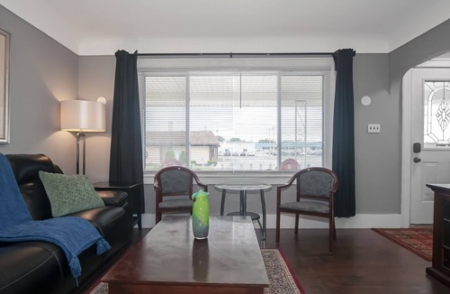 Warren House | 15 Minutes to Almost Anywhere! Safe and Clean!