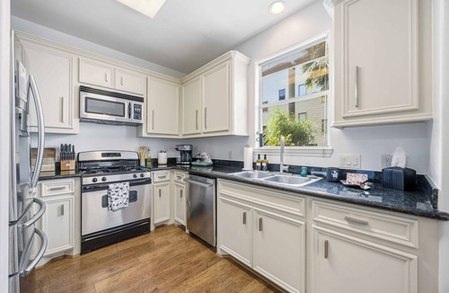 Washington Ave./ Memorial Park House | 16 min to Stadium · Designer Home · Sleeps 7 · Free Garage Parking