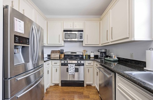Washington Ave./ Memorial Park House | 16 min to Stadium · Designer Home · Sleeps 7 · Free Garage Parking