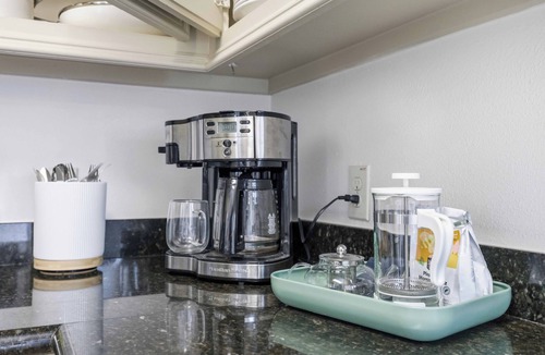 Washington Ave./ Memorial Park House | 16 min to Stadium · Designer Home · Sleeps 7 · Free Garage Parking