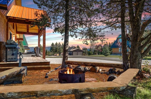 Island Park Cabin | 167 m² Cabin ∙ 3 bedrooms ∙ 12 guests