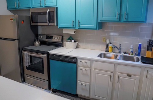 Franklin Park Apartment | 1750. Cozy 2BR Condo with Wi-Fi. Quick Drive to Airport and Park Views