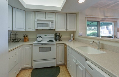 South Beach Condo | 1865 Beachside Tennis- Easy Access to Beach & Pool.