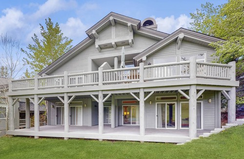 Elkhorn Village Condo | 187 m² Condo ∙ 4 bedrooms ∙ 8 guests