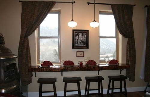 Gardiner Cabin | 1916 Schoolhouse near Yellowstone-horse rides,zip lining, rafting, hiking