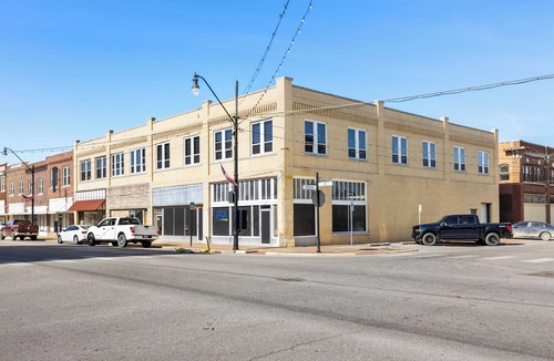 Okmulgee Apartment | 1920s loft 1-bedroom apartment