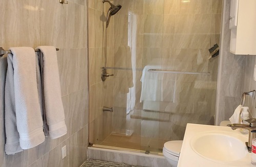 Palms House | 1B/1B Guest house nearby UCLA / SMC