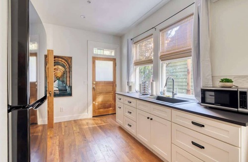 Uptown Apartment | 1BR Boutique Flat Prime NW Location