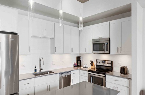 Civic District Condo | 1br Deluxe Unit Rooftop Pool Austin Skyline Views!