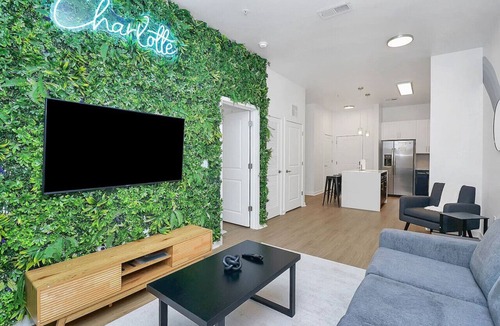 Cherry Apartment | 1BR in Charlotte with Pool, Gym